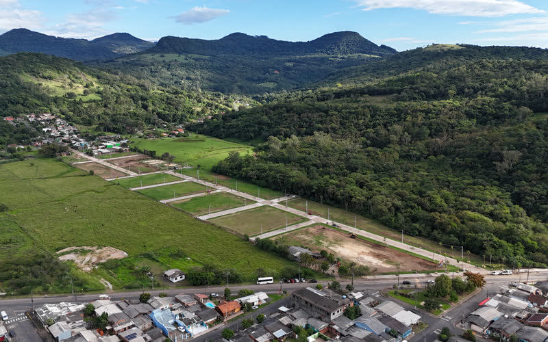 Vista aérea do Multiparque Igrejinha com as ruas e os terrenos já entregues